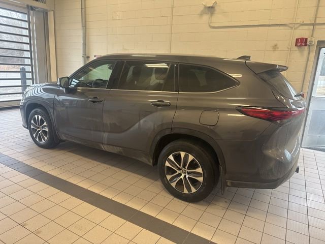 Used 2022 Toyota Highlander XLE image 3