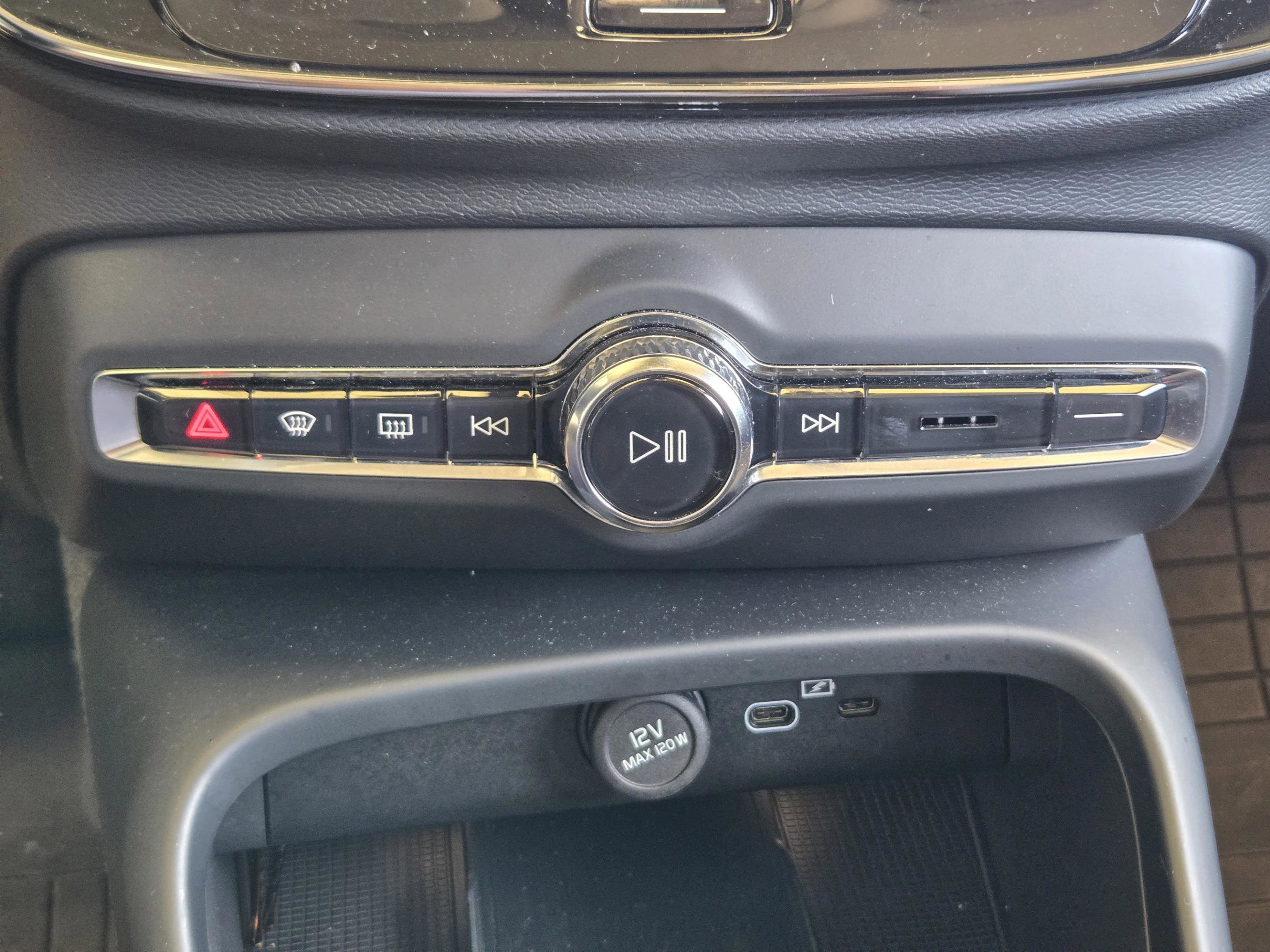 Used 2023 Volvo XC40 B5 Plus image 26