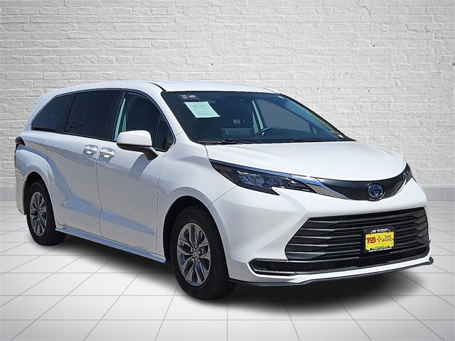 Used 2024 Toyota Sienna LE image 6