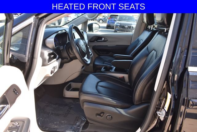 Used 2024 Chrysler Pacifica Touring-L FWD image 3
