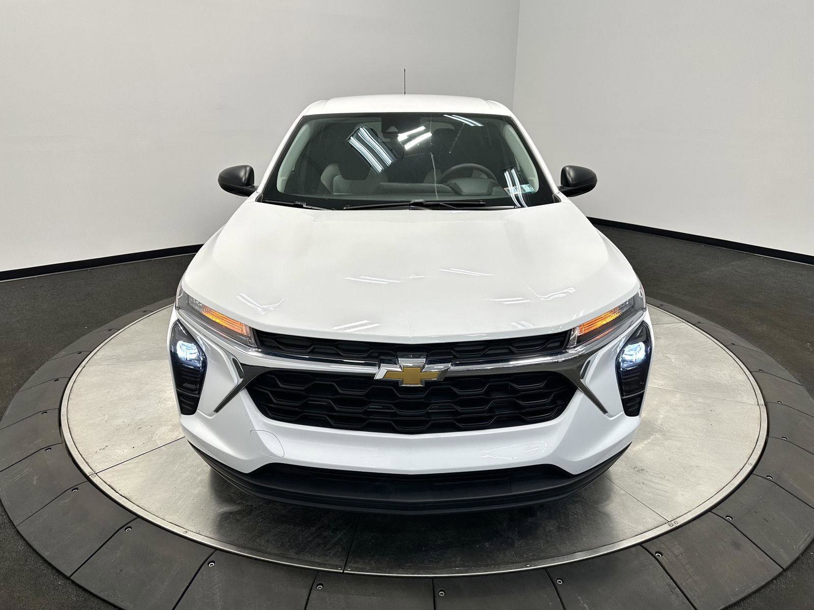 Used 2025 Chevrolet Trax LS FWD image 3