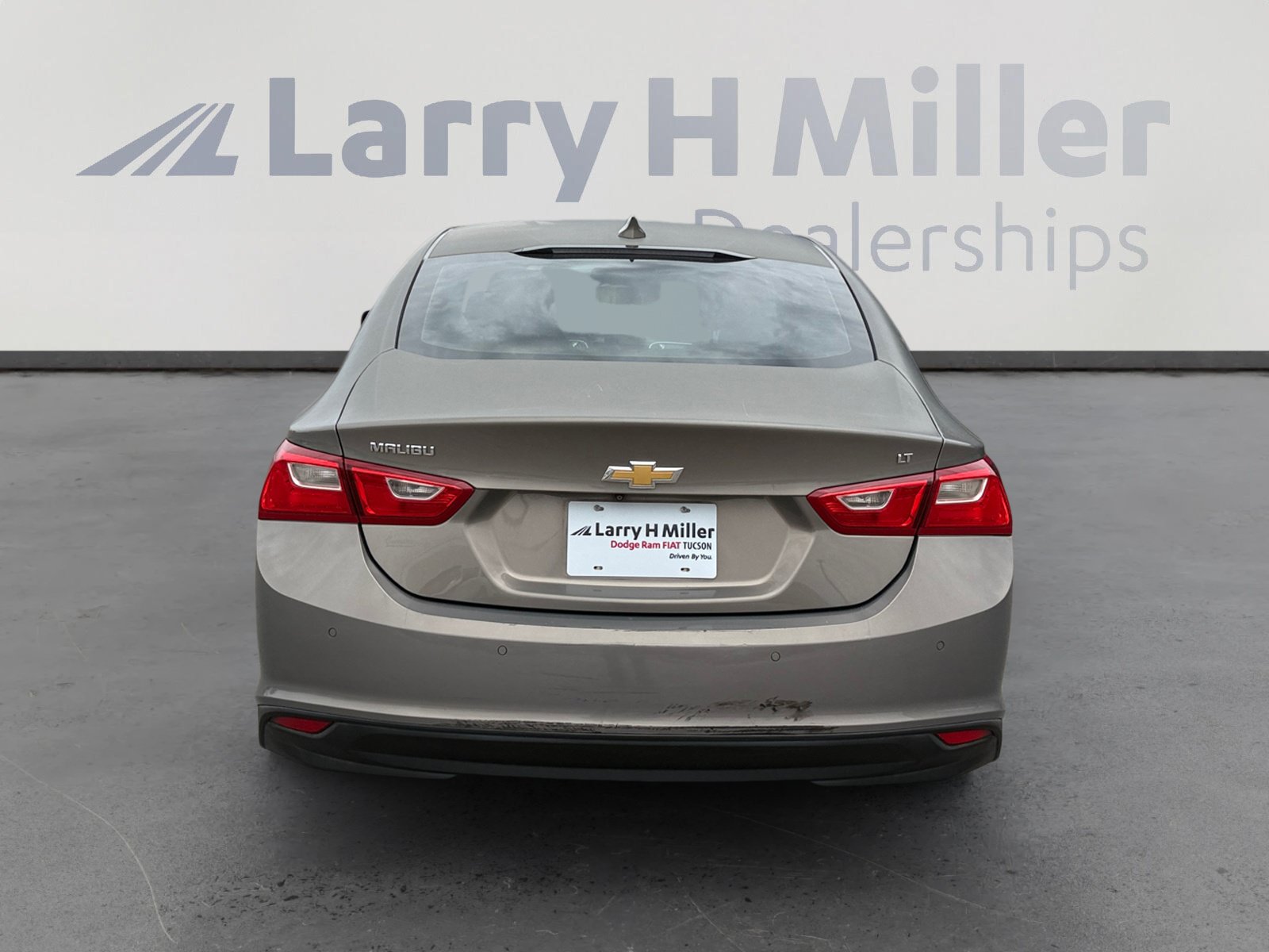 Used 2017 Chevrolet Malibu LT w/ Leather Package FWD image 4