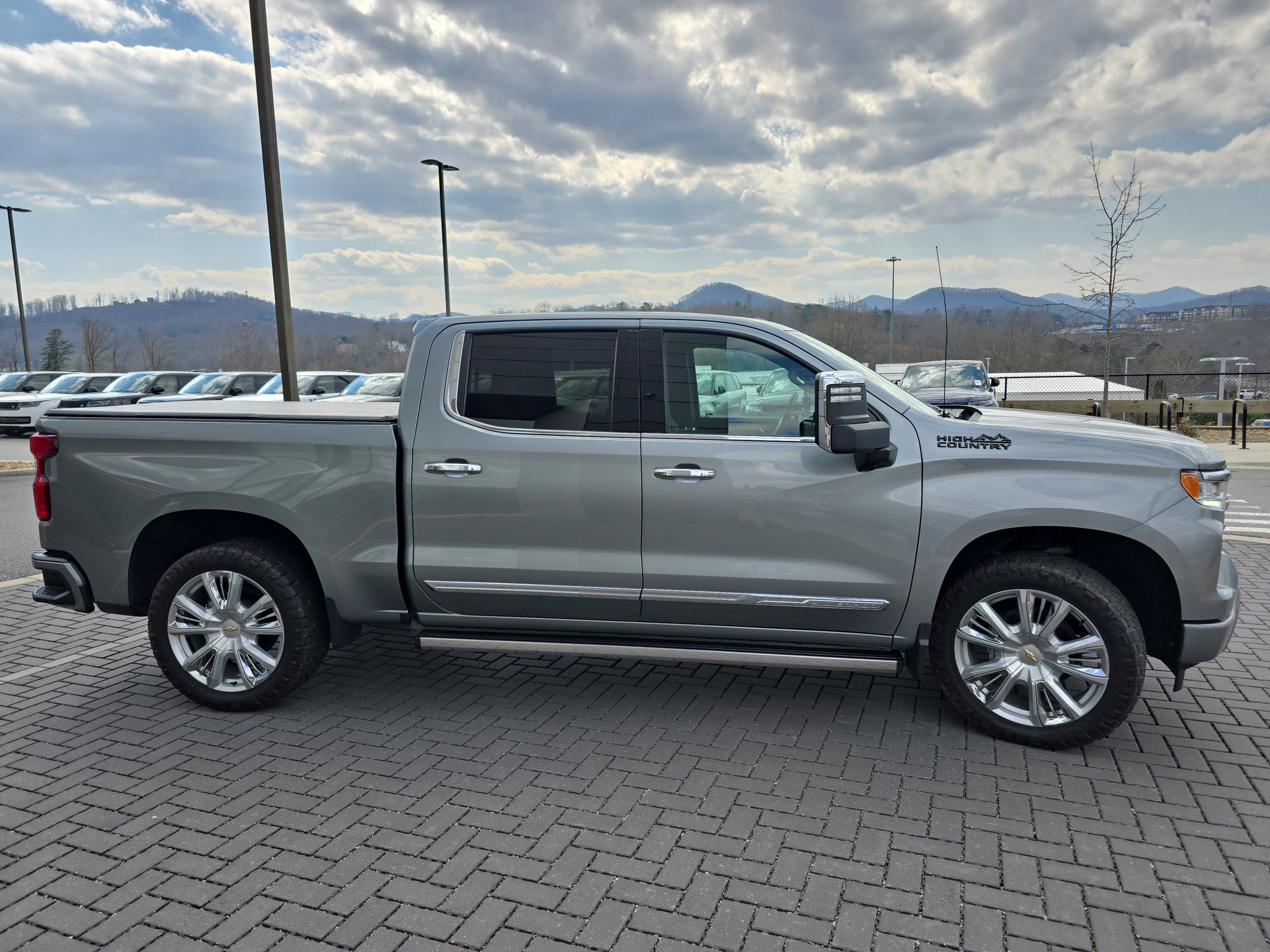 Used 2024 Chevrolet Silverado 1500 High Country w/ High Country Premium Package AWD/4WD image 4