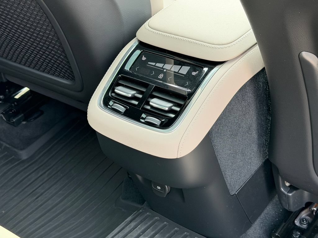 New 2026 Volvo XC90 B6 Plus w/ Protection Package Premier AWD/4WD image 13
