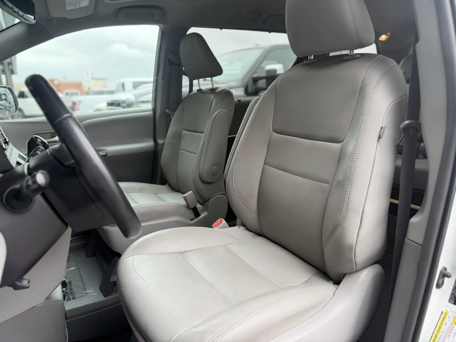 Used 2019 Toyota Sienna XLE w/ XLE Navigation Package FWD image 18