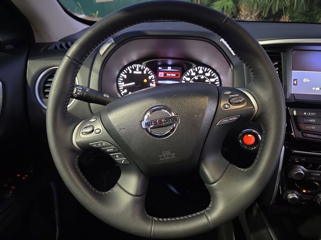 Used 2020 Nissan Pathfinder SV image 14