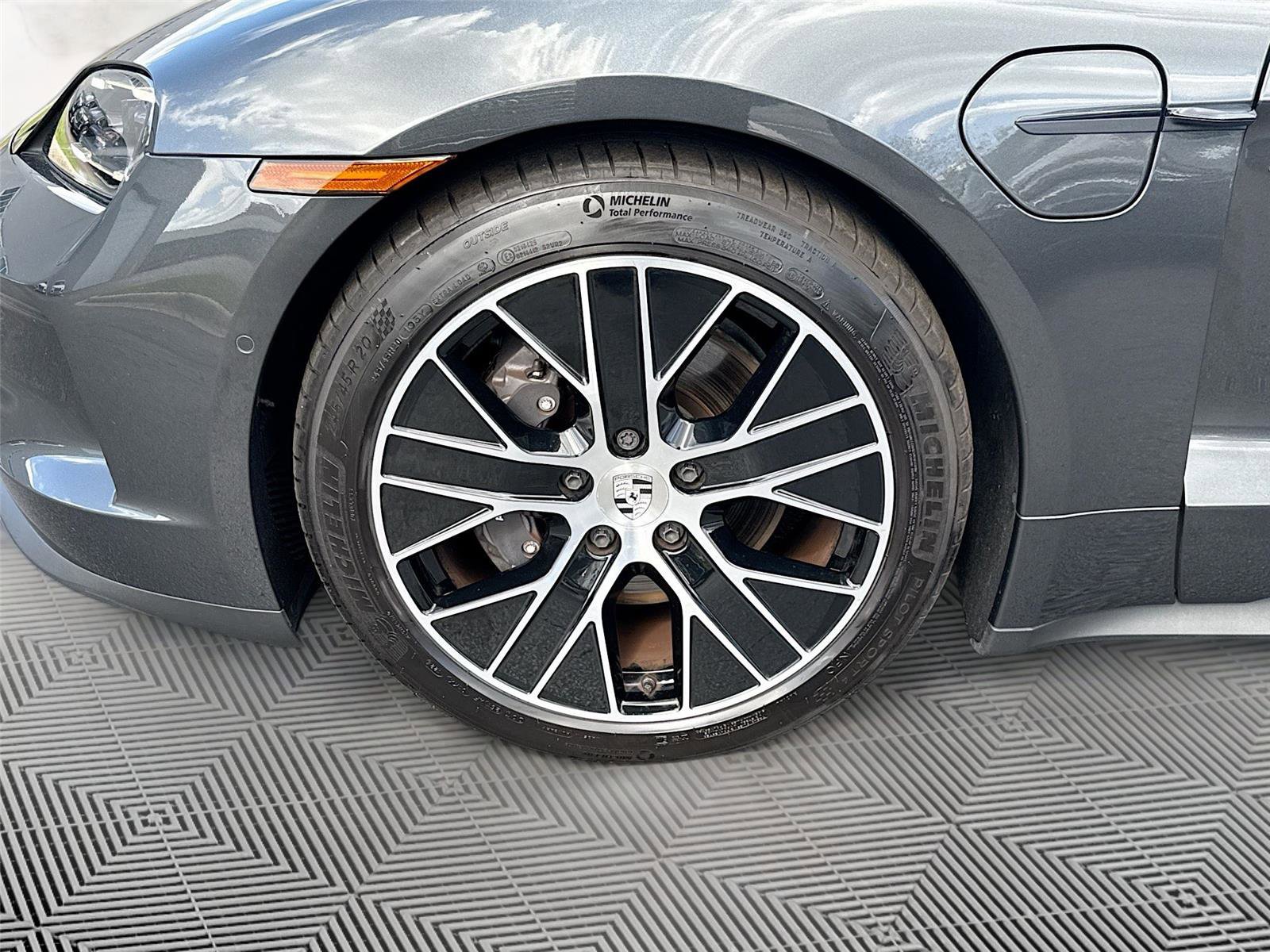 Used 2025 Porsche Taycan RWD image 32