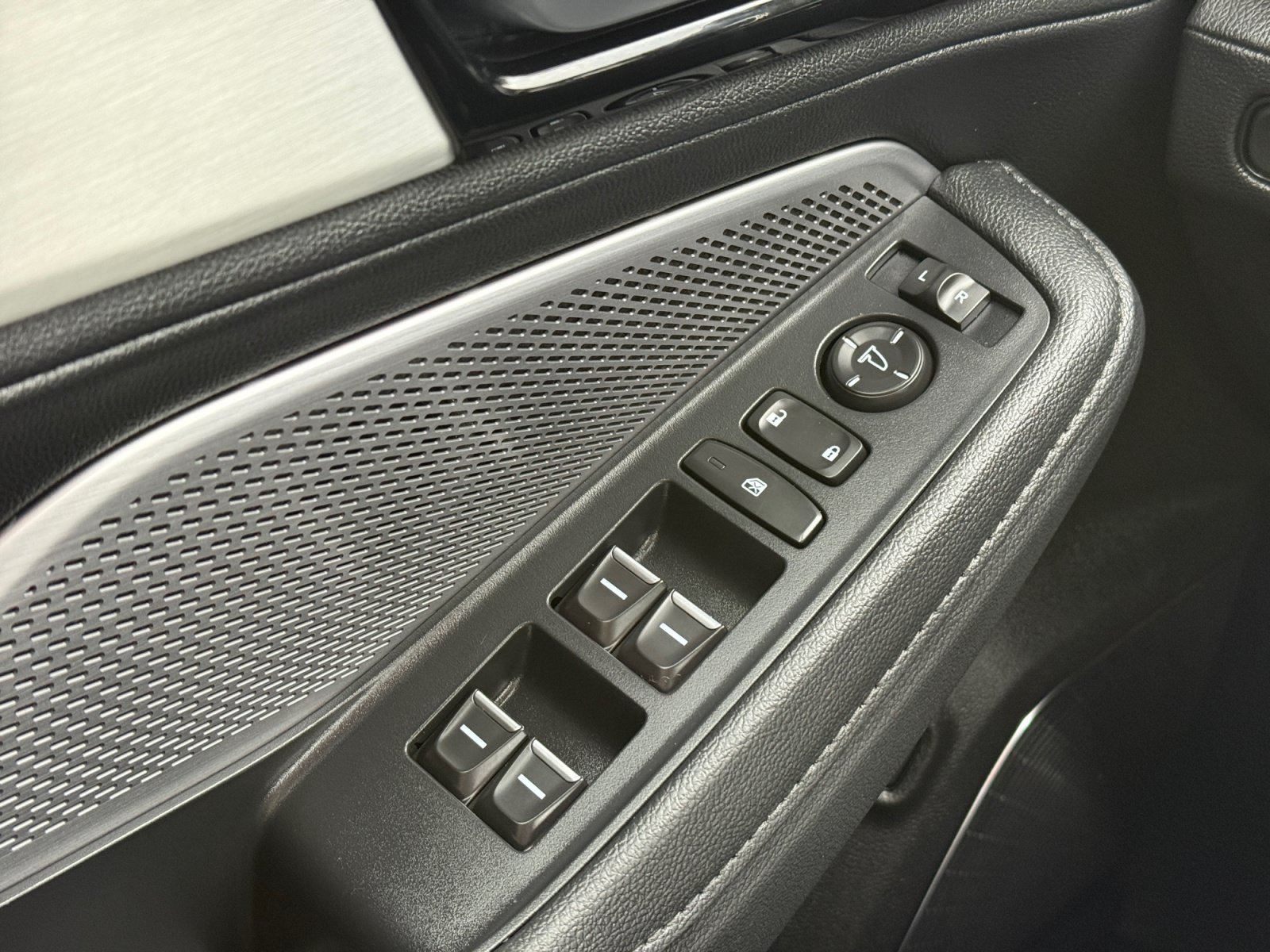 Used 2026 Acura MDX SH-AWD image 13