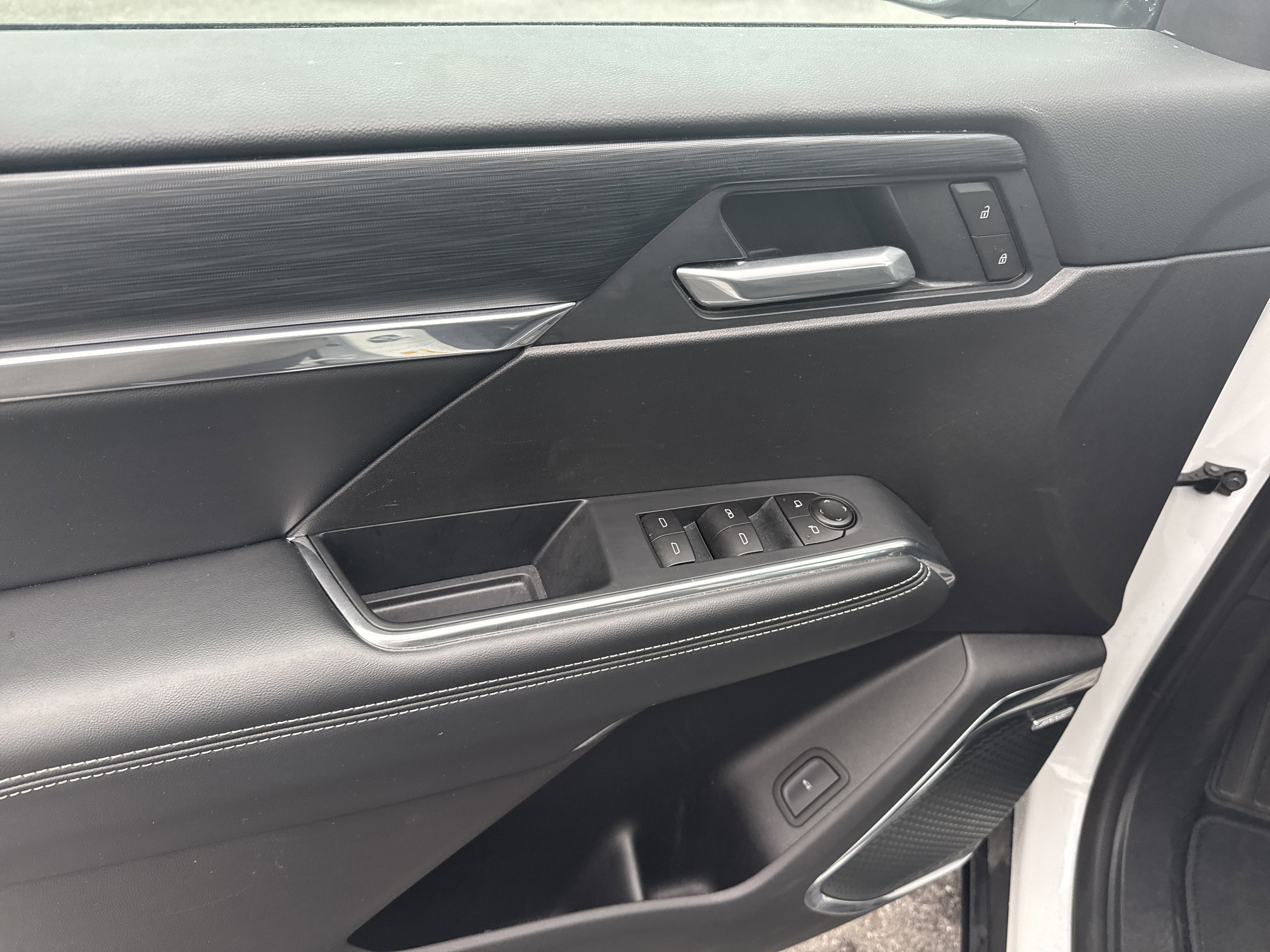 Used 2025 GMC Acadia Elevation image 16