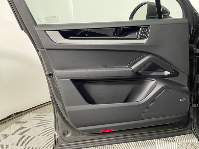 Used 2025 Porsche Cayenne image 35