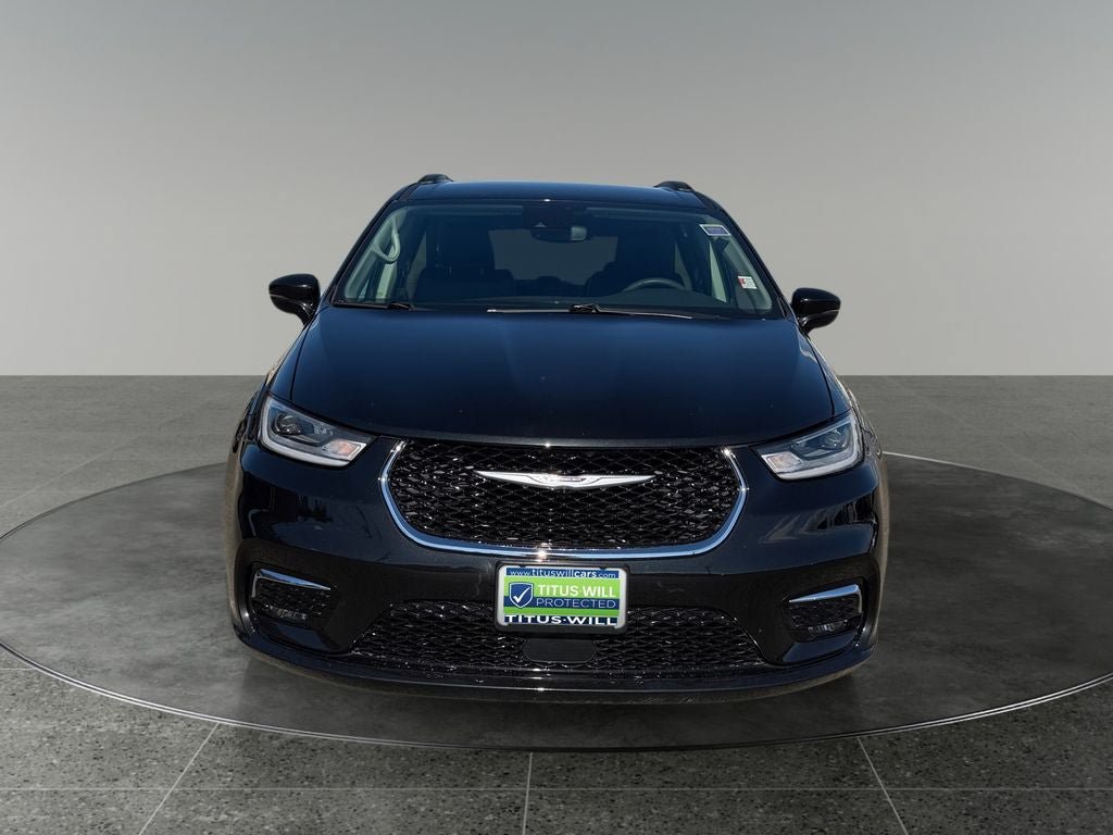 Used 2022 Chrysler Pacifica Touring-L FWD image 2
