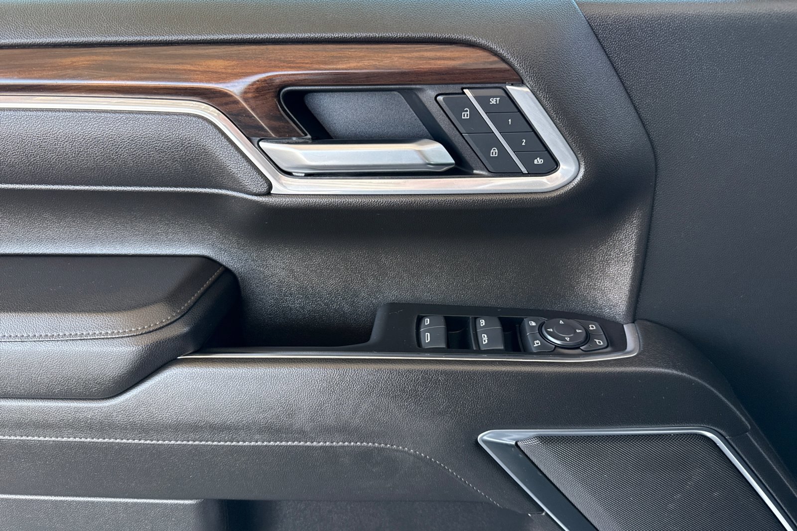 Used 2025 GMC Sierra 1500 SLT image 12