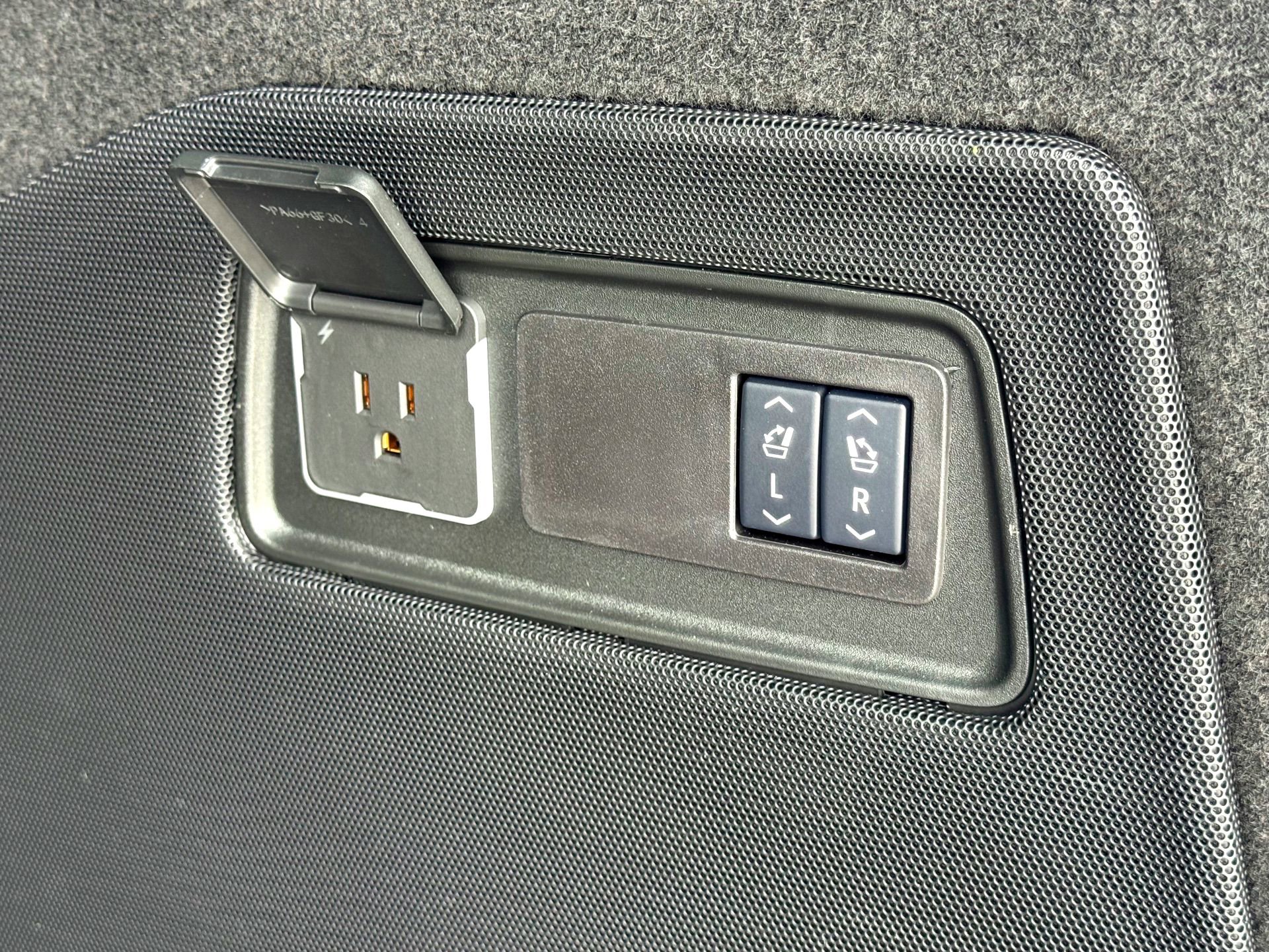 Used 2025 Cadillac Escalade ESV Sport Platinum image 10