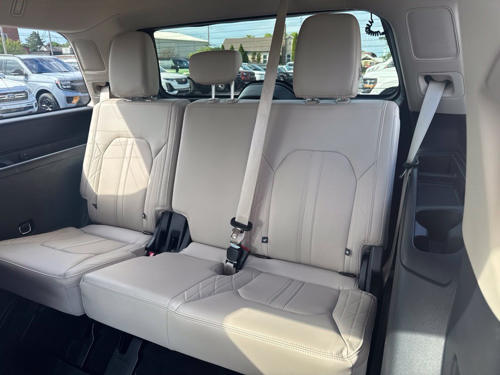 Used 2023 Ford Expedition Platinum AWD/4WD image 36