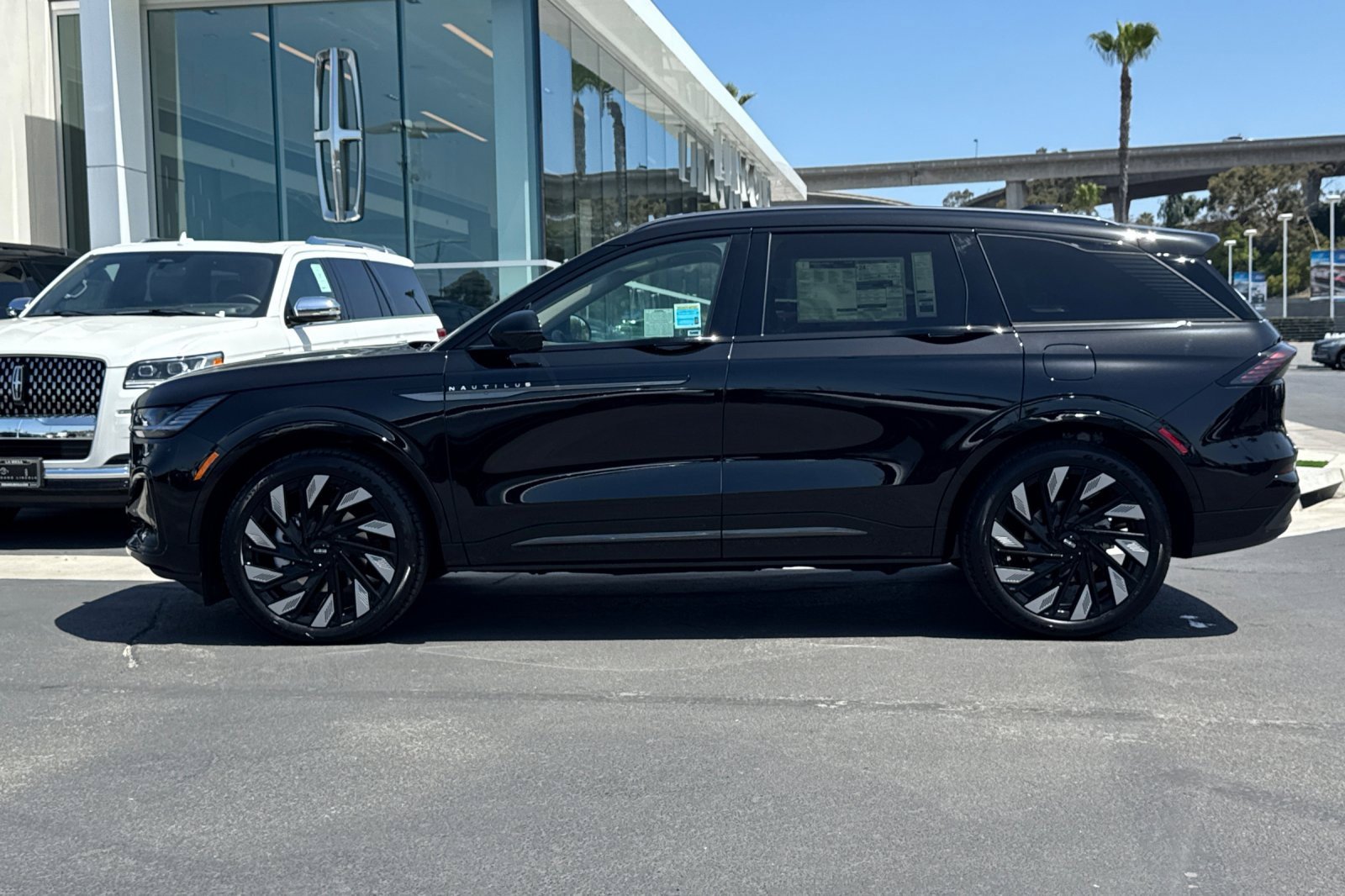 New 2025 Lincoln Nautilus Reserve w/ Jet Appearance Package image 6