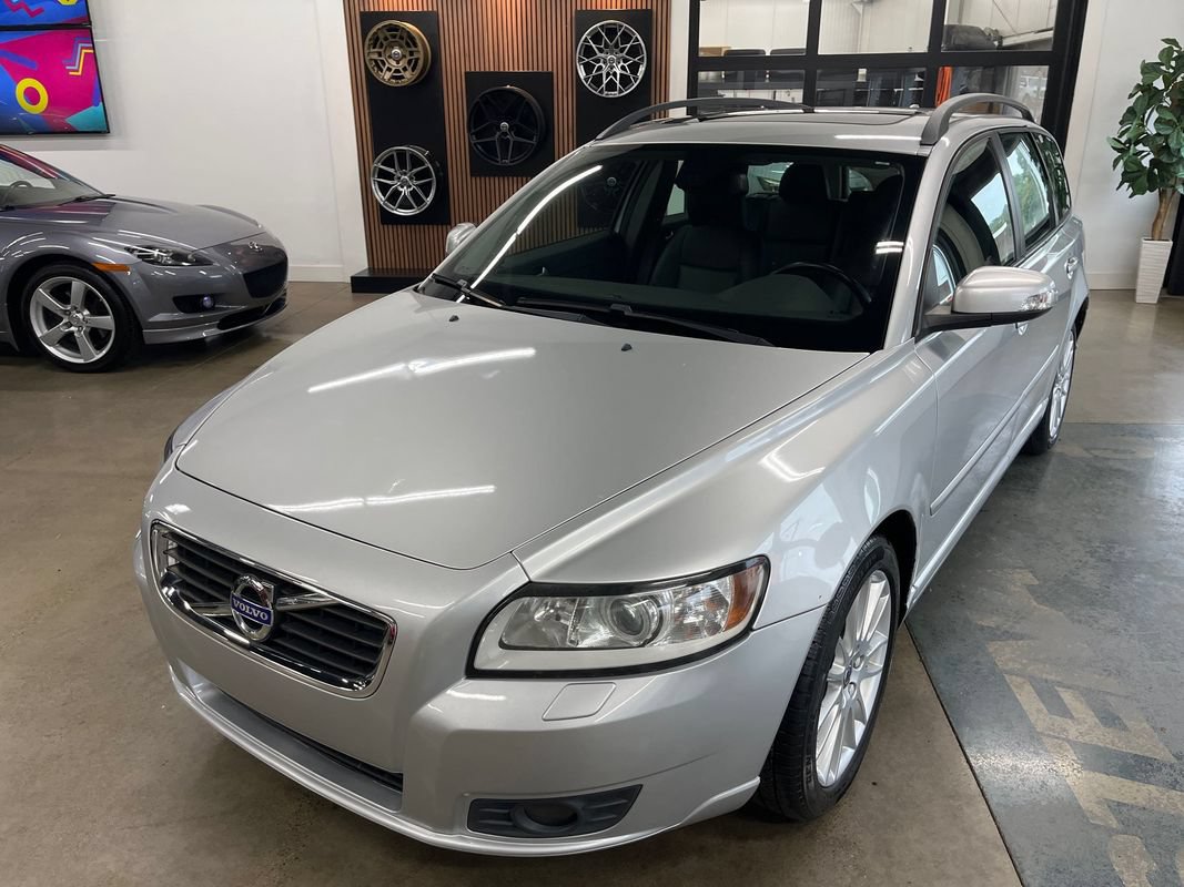 Used 2011 Volvo V50 T5 w/ Preferred Pkg FWD image 2