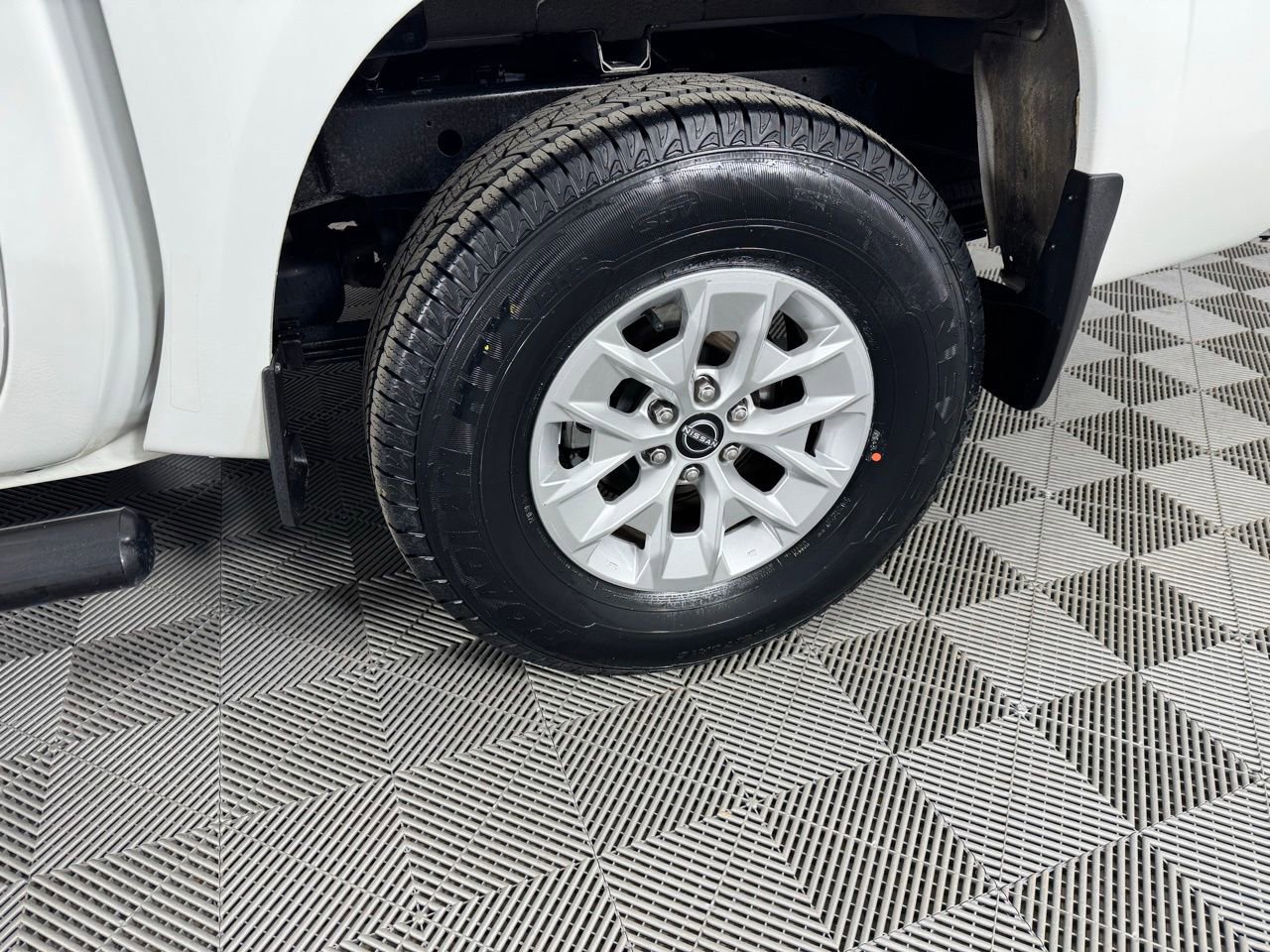 Used 2024 Nissan Frontier SV image 33