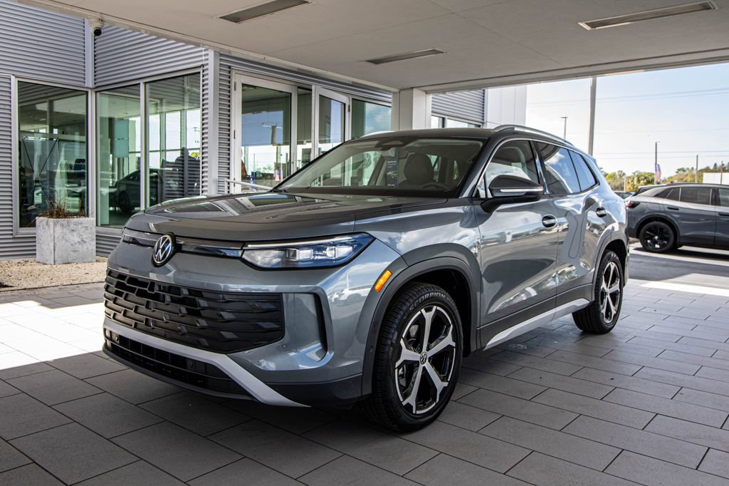 Certified 2025 Volkswagen Tiguan SE image 13