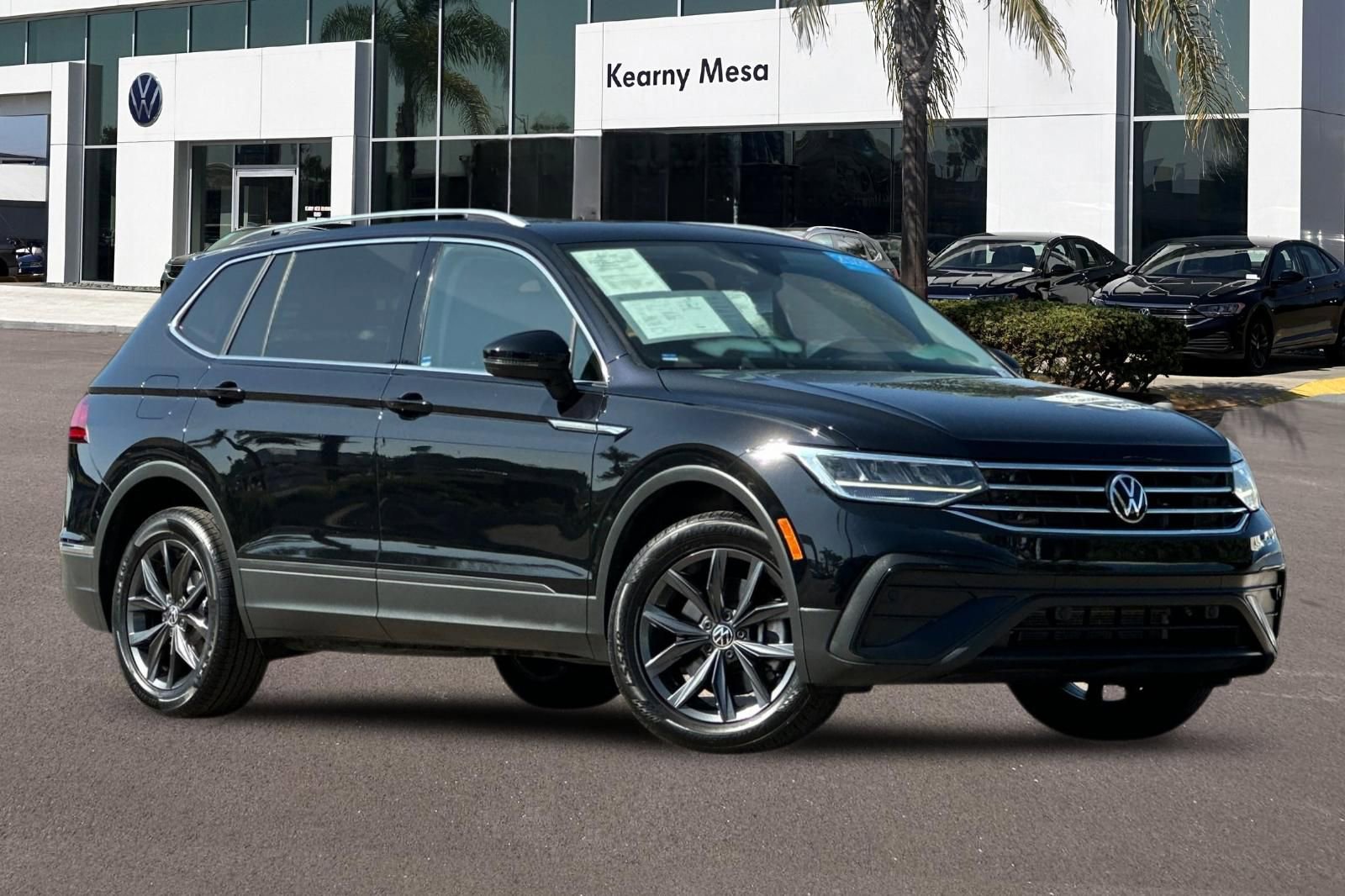 Used 2023 Volkswagen Tiguan SE w/ Panoramic Sunroof Package image 2