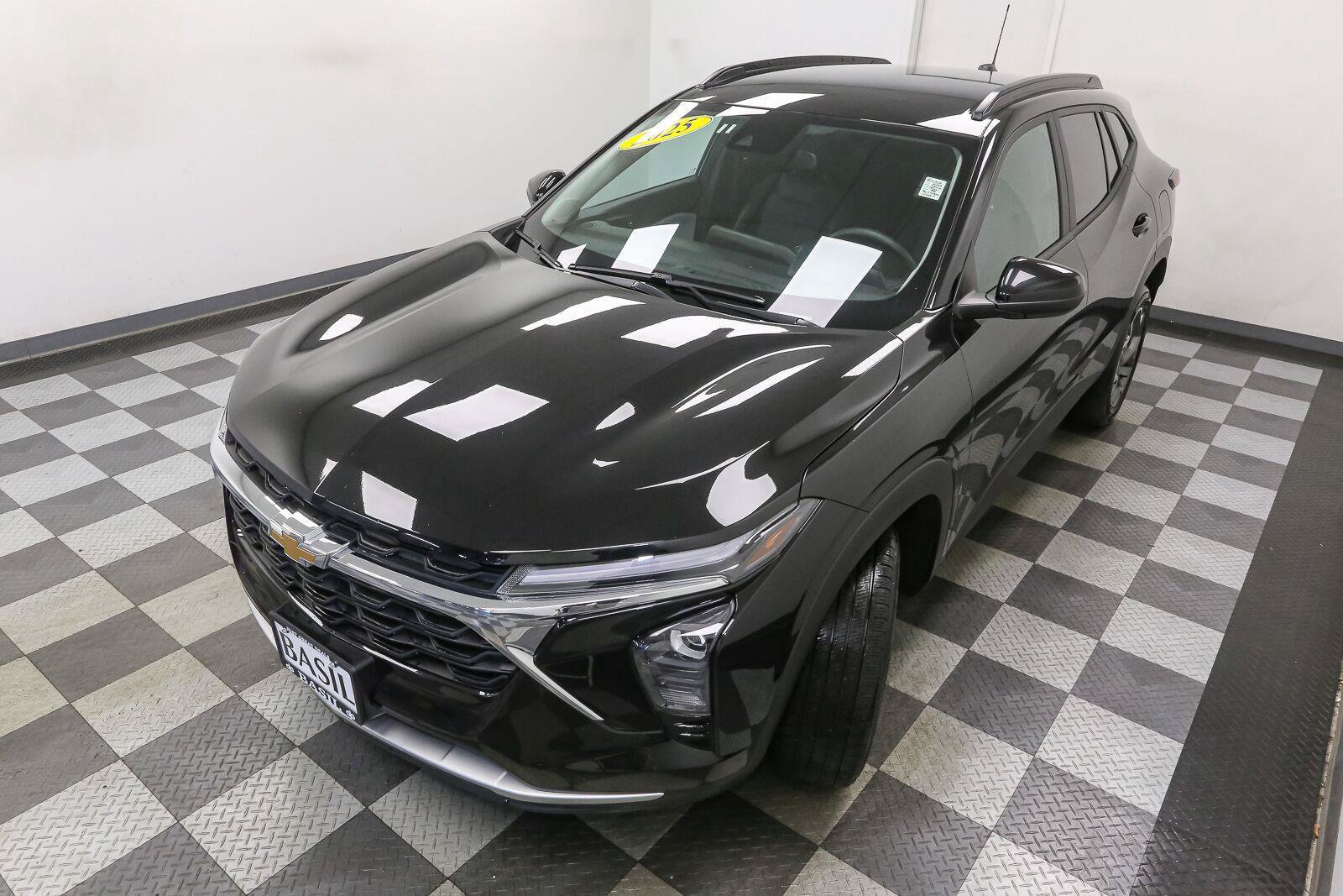 Used 2025 Chevrolet Trax LT FWD image 6