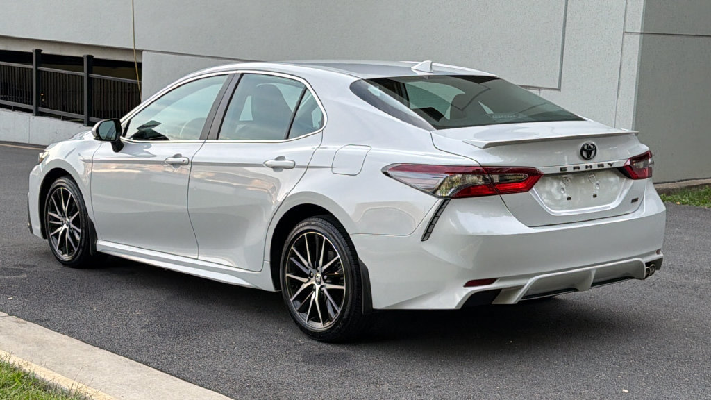 Used 2024 Toyota Camry SE FWD image 3