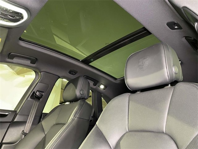 Used 2025 Porsche Macan image 18