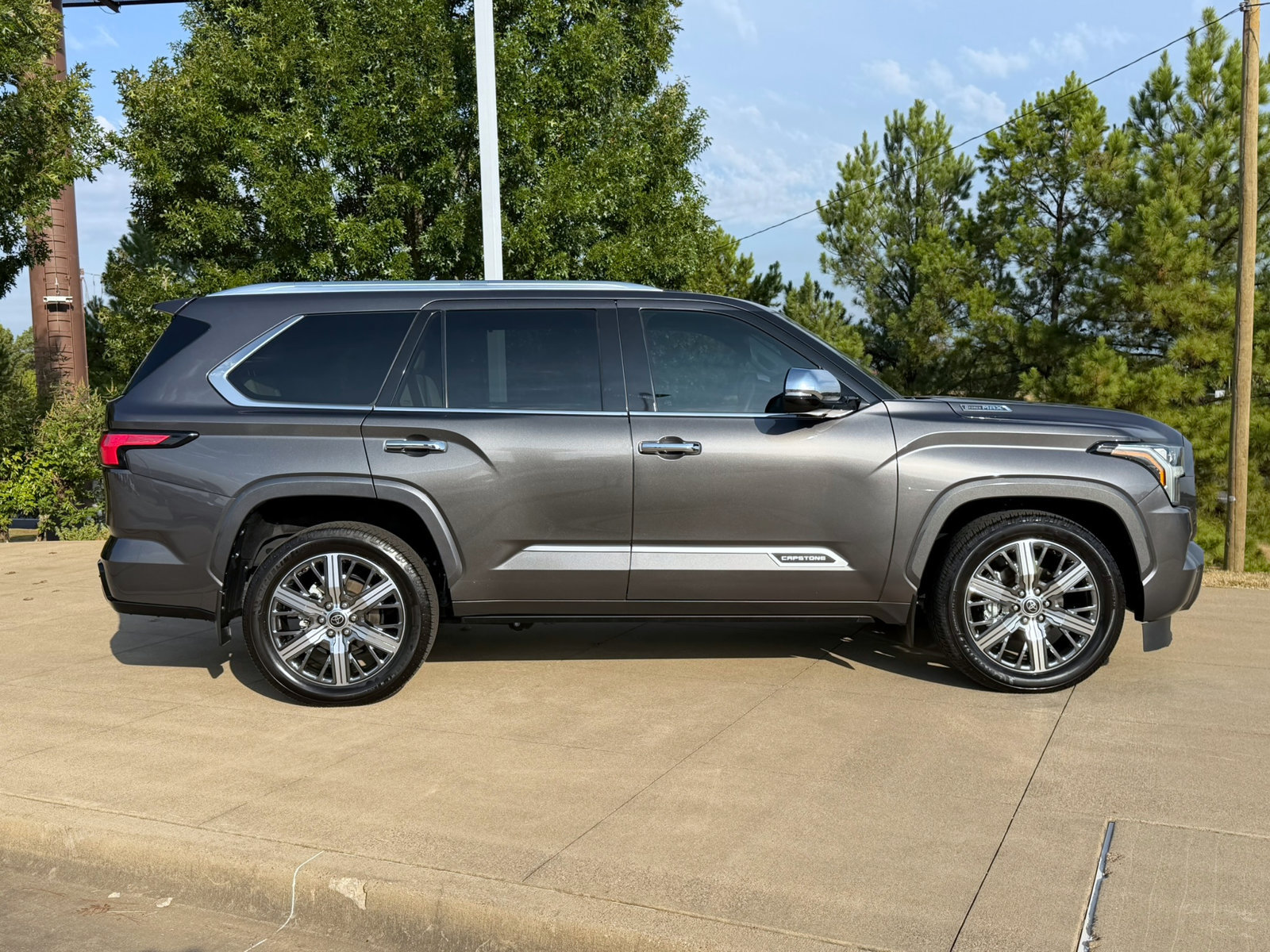 Used 2023 Toyota Sequoia Capstone AWD/4WD image 7