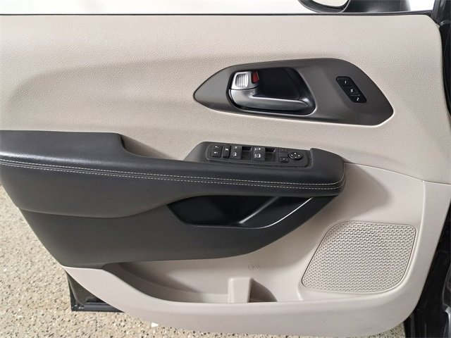 Used 2023 Chrysler Pacifica Touring-L image 20