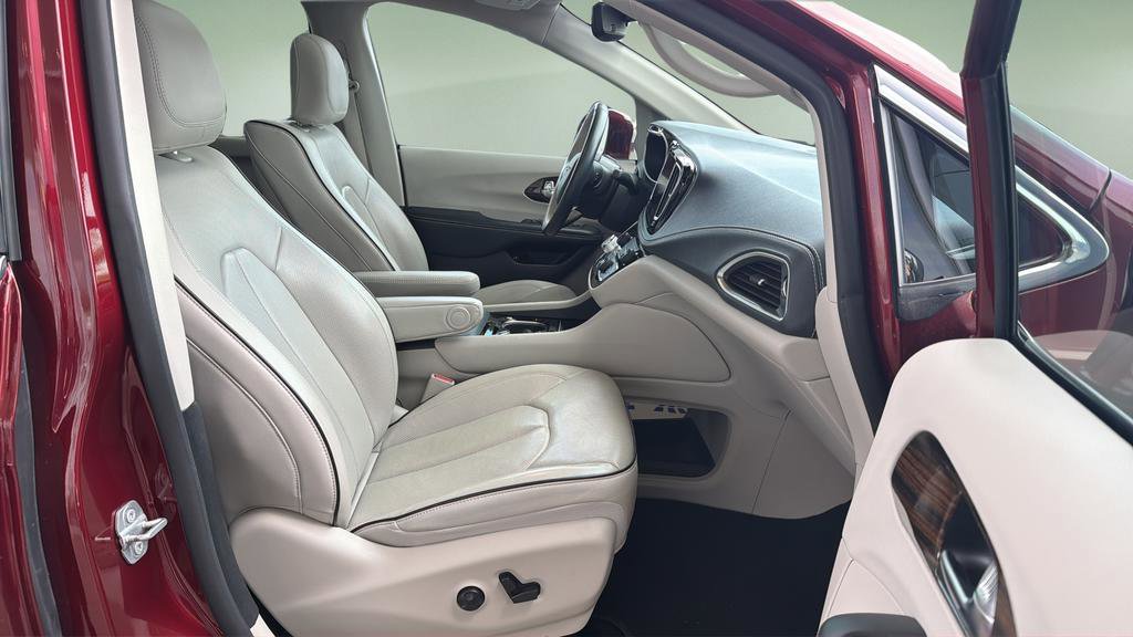 Used 2021 Chrysler Pacifica Limited w/ Uconnect Theater Family Group FWD image 11