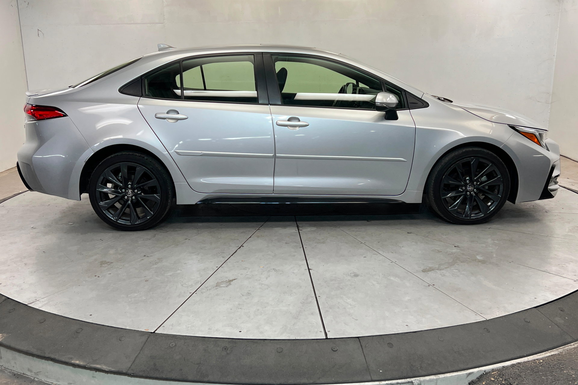 Used 2023 Toyota Corolla SE w/ SE Premium Package image 7