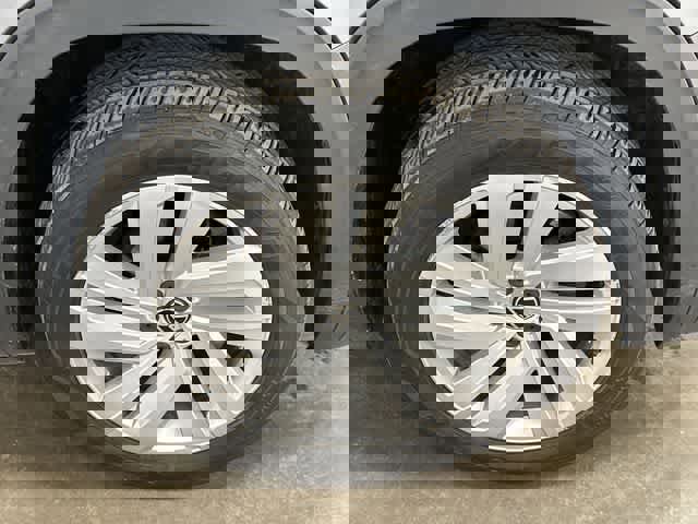 Used 2023 Volkswagen Atlas Cross Sport SE w/ Panoramic Sunroof Package image 5