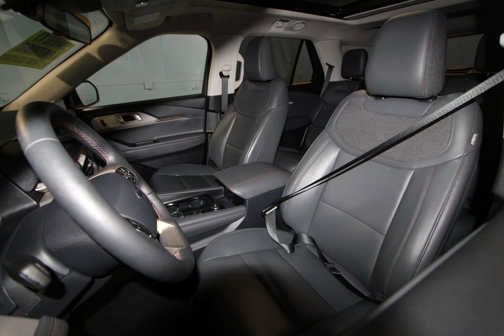 Used 2025 Ford Explorer Active w/ Active Comfort Package image 4