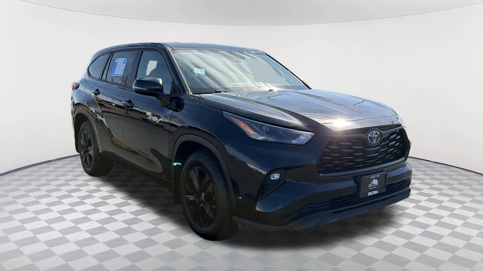 Used 2024 Toyota Highlander LE video 3