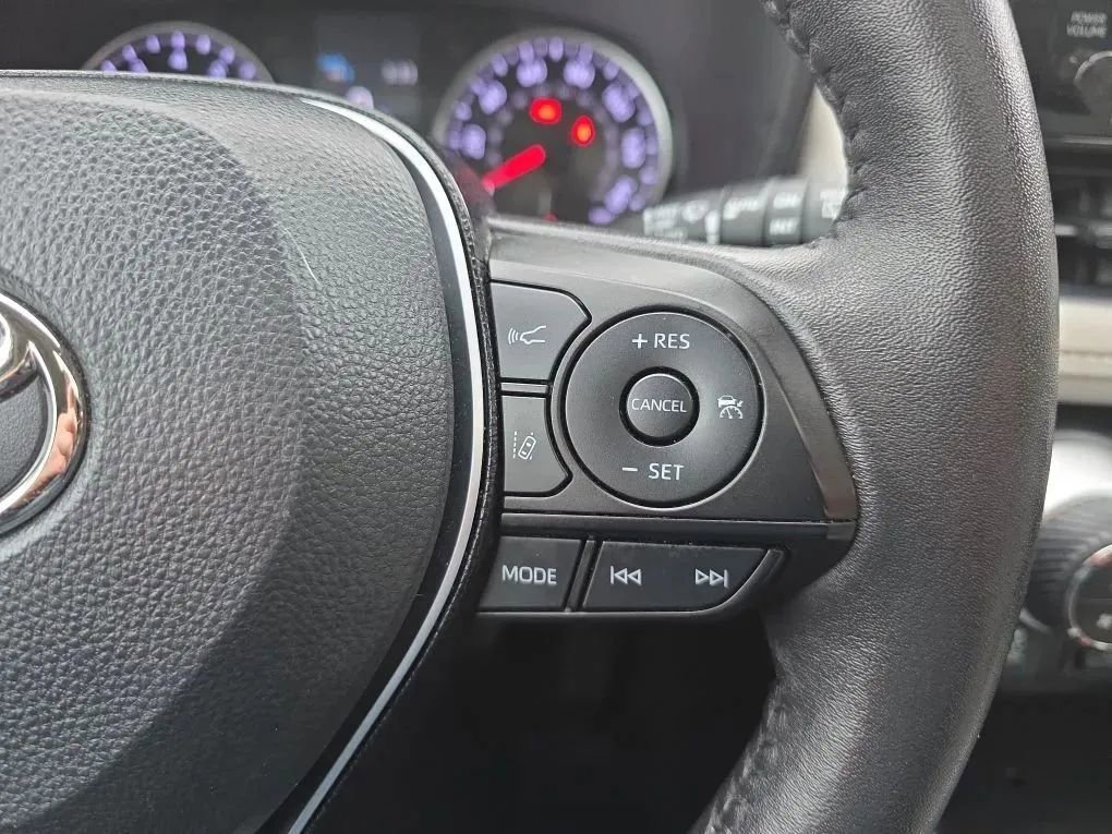 Used 2021 Toyota RAV4 XLE Premium image 21