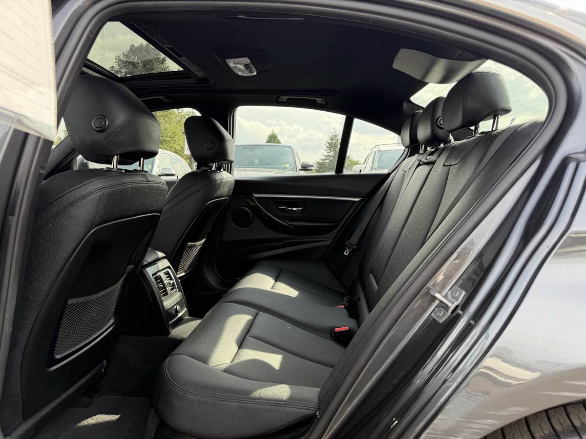 Used 2018 BMW 330i xDrive Sedan AWD/4WD image 15
