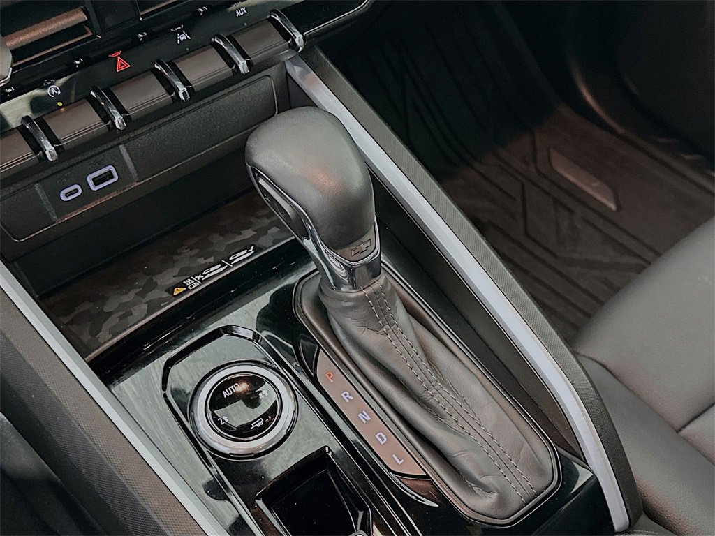 Used 2024 Chevrolet Colorado LT w/ LT Convenience Package III image 22