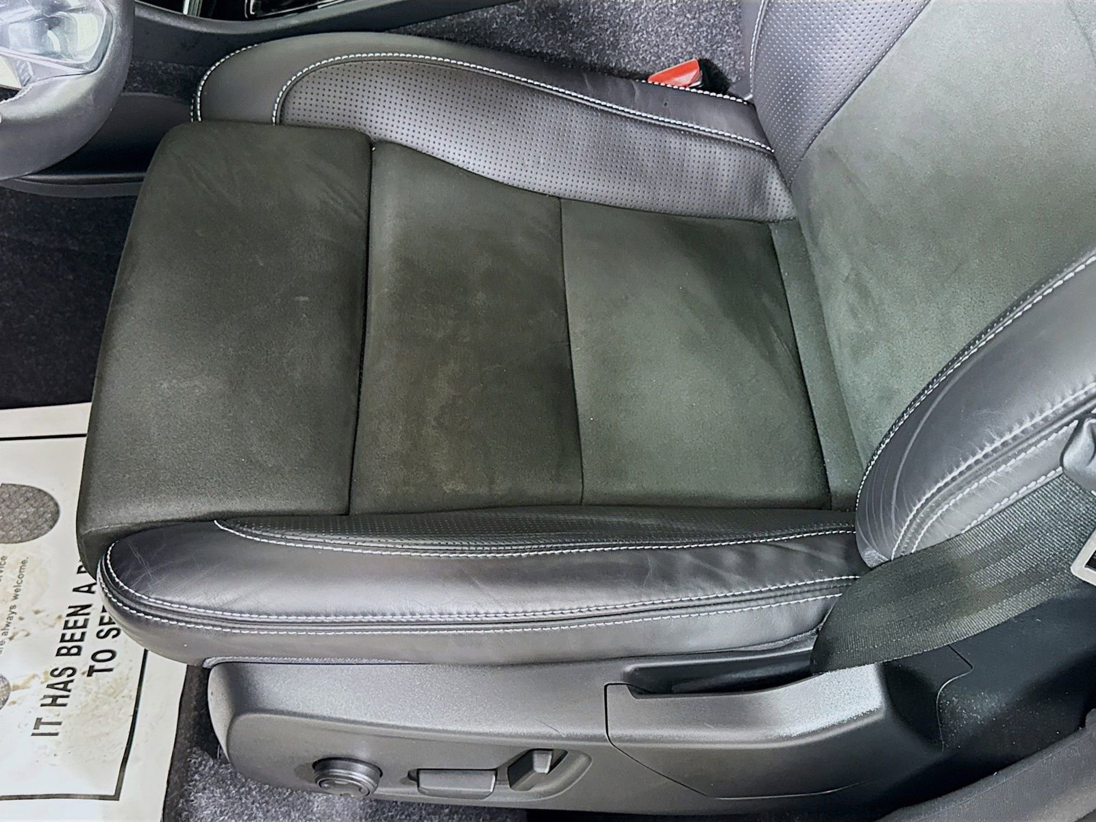 Used 2021 Volvo XC40 T5 R-Design image 13