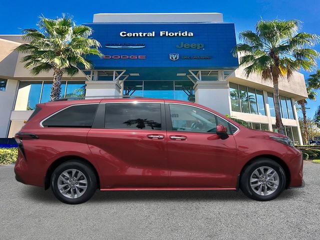 Used 2025 Toyota Sienna XLE FWD image 4