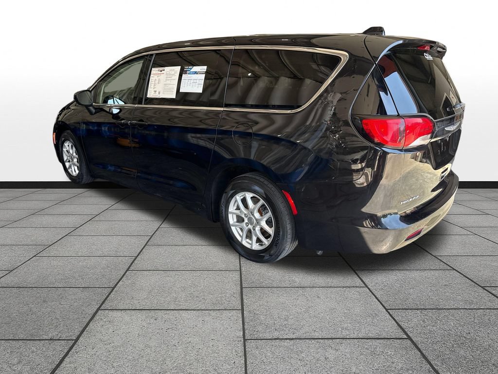 Used 2017 Chrysler Pacifica Touring FWD image 3