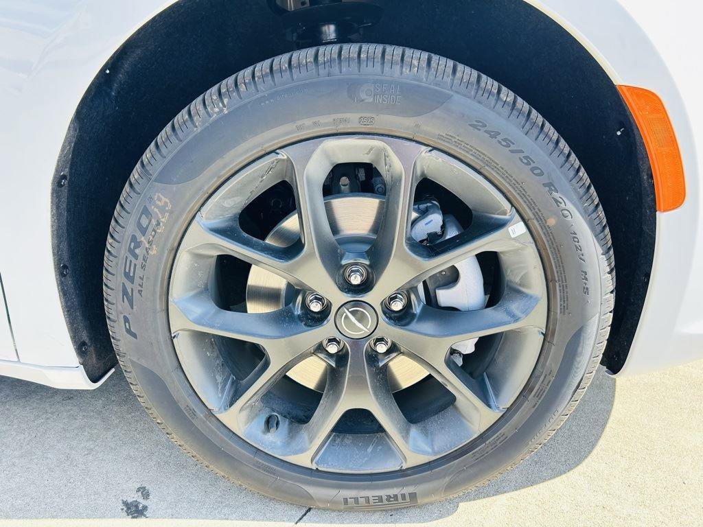 New 2026 Chrysler Pacifica Limited w/ Uconnect Theater Family Group image 51