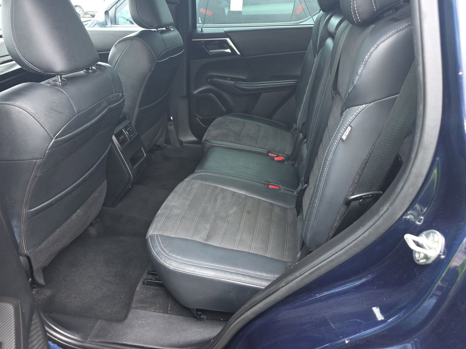 Used 2023 Mitsubishi Outlander ES AWD/4WD image 3
