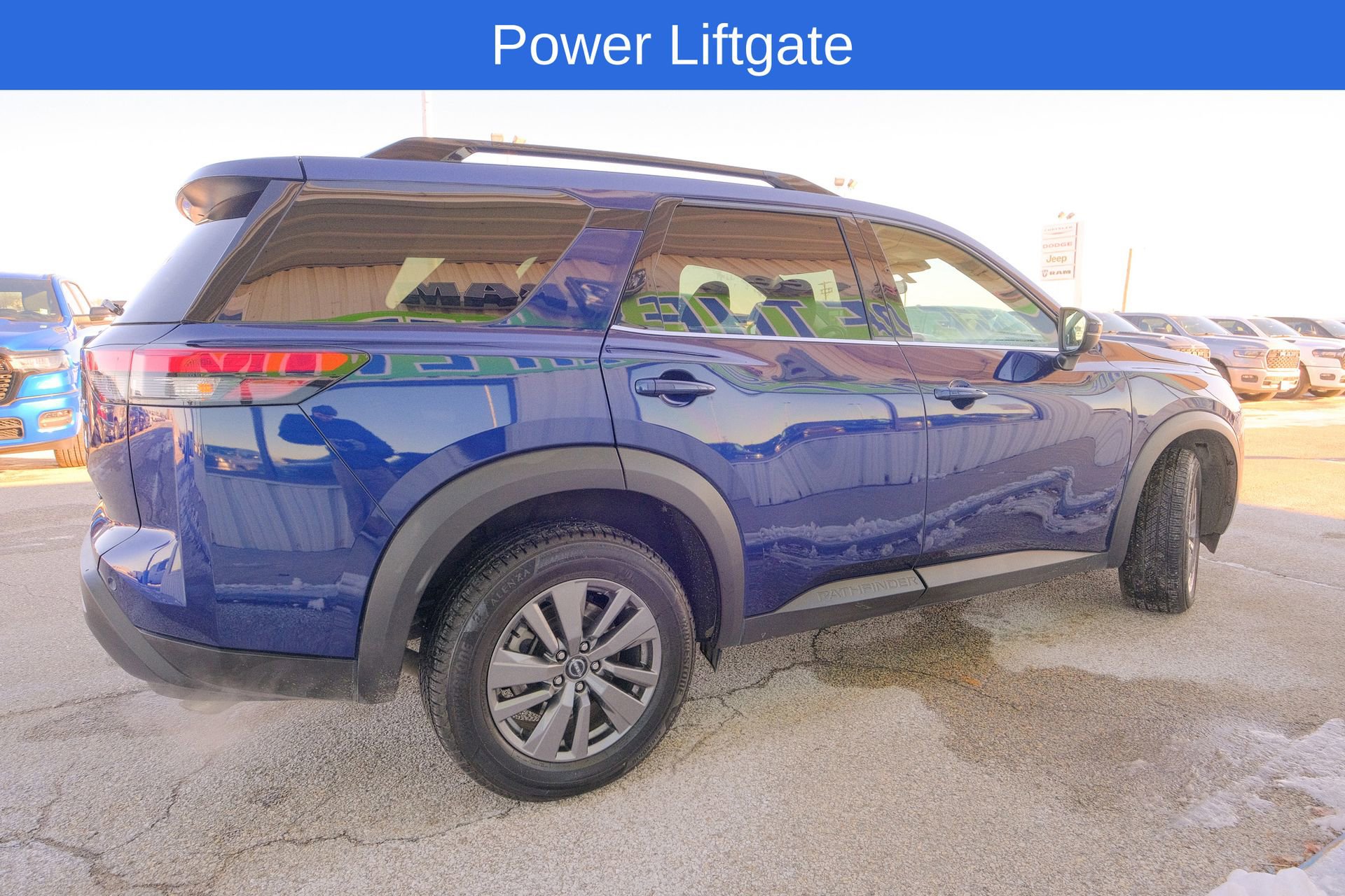 Used 2025 Nissan Pathfinder SV image 9