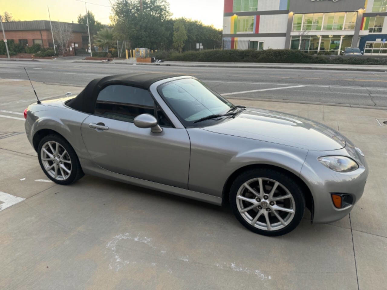 Used 2010 MAZDA MX-5 Miata Grand Touring w/ Premium Pkg image 5