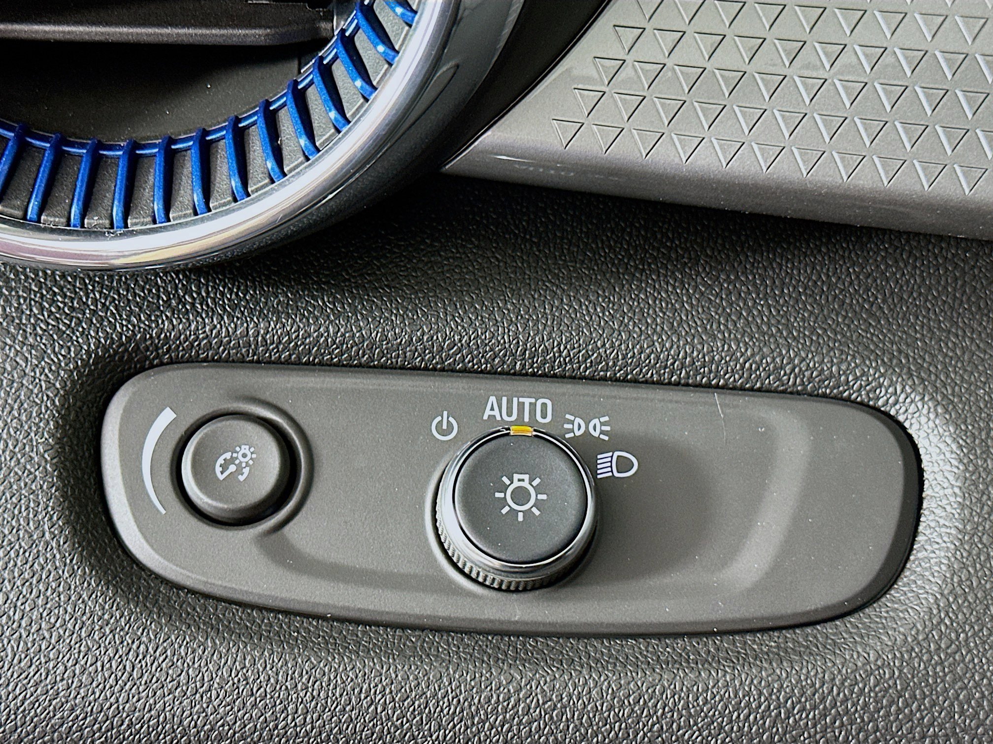 Used 2025 Chevrolet Trax LT w/ LT Convenience Package image 16