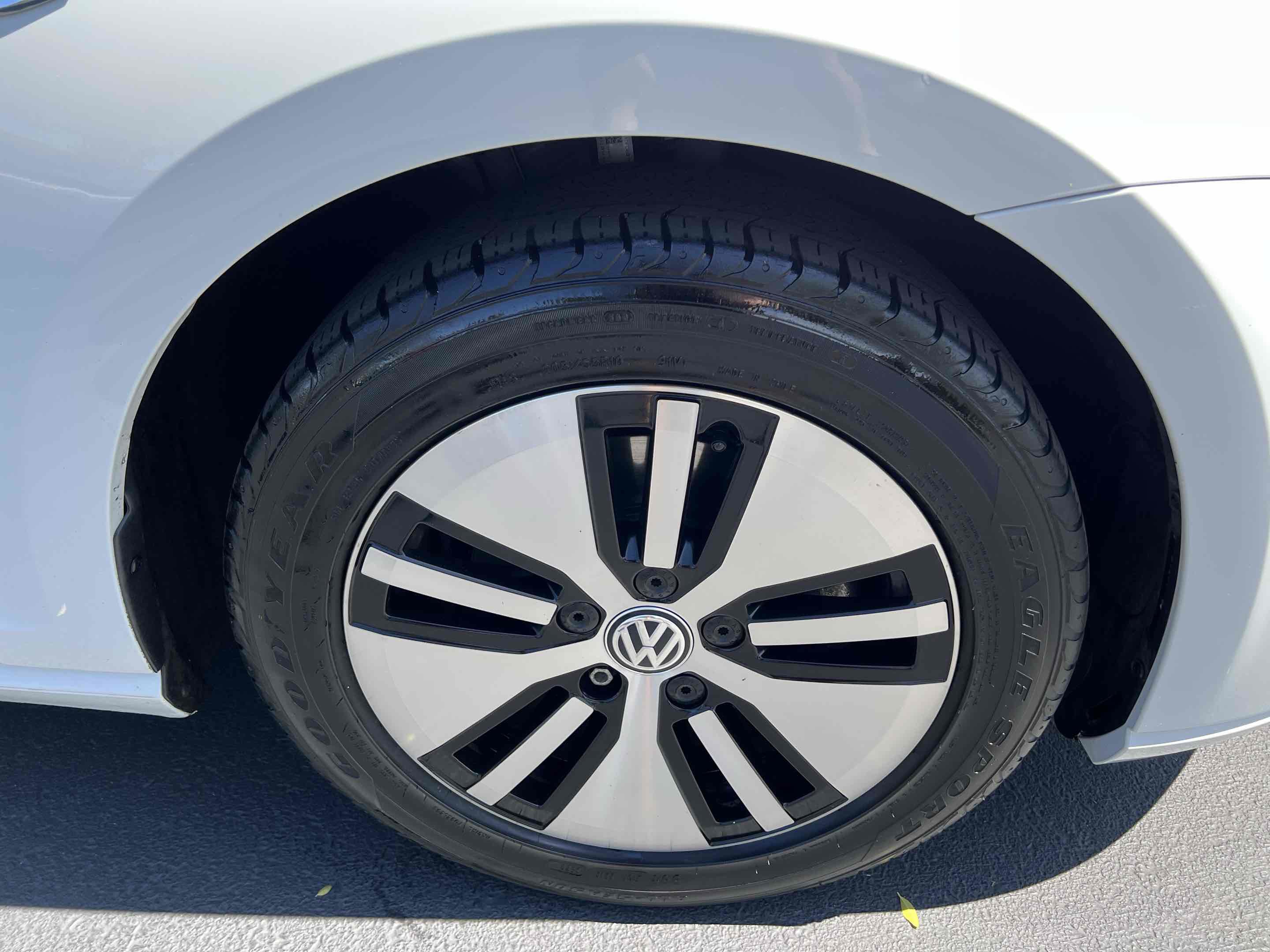 Used 2015 Volkswagen e-Golf SEL Premium FWD image 43