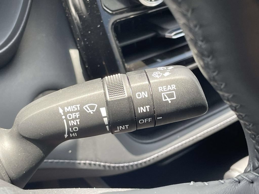 Used 2023 Toyota Highlander LE FWD image 17