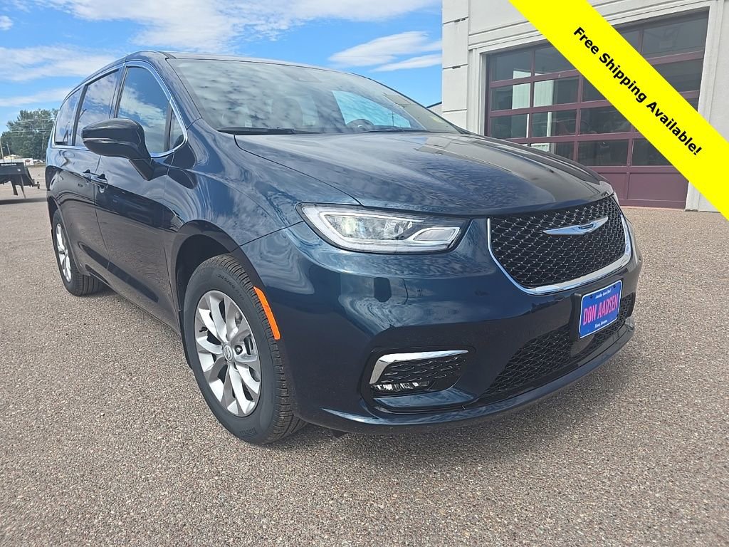 New 2025 Chrysler Pacifica Select image 1