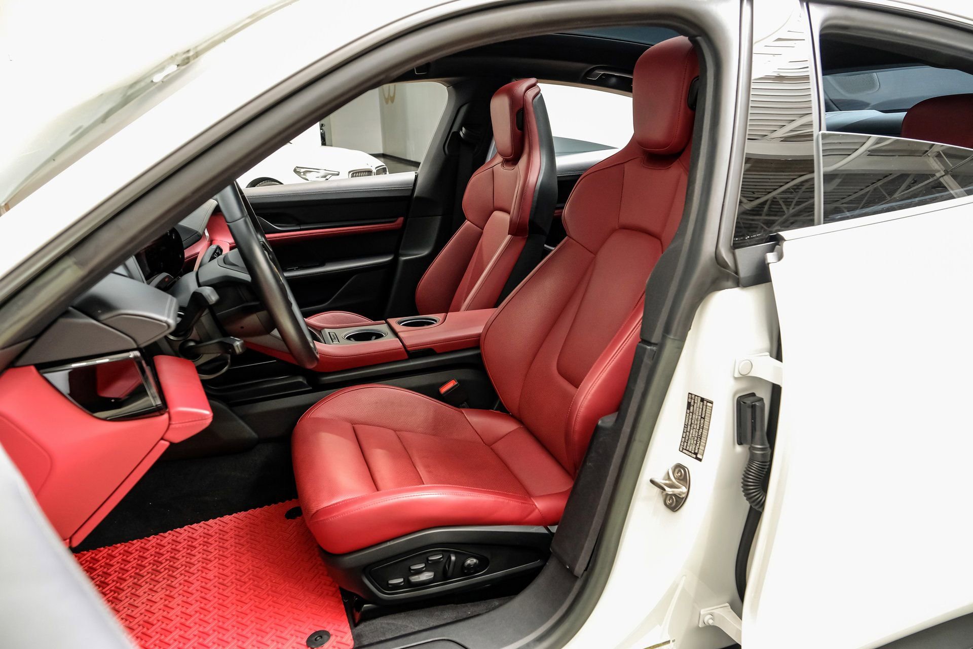 Used 2023 Porsche Taycan image 32