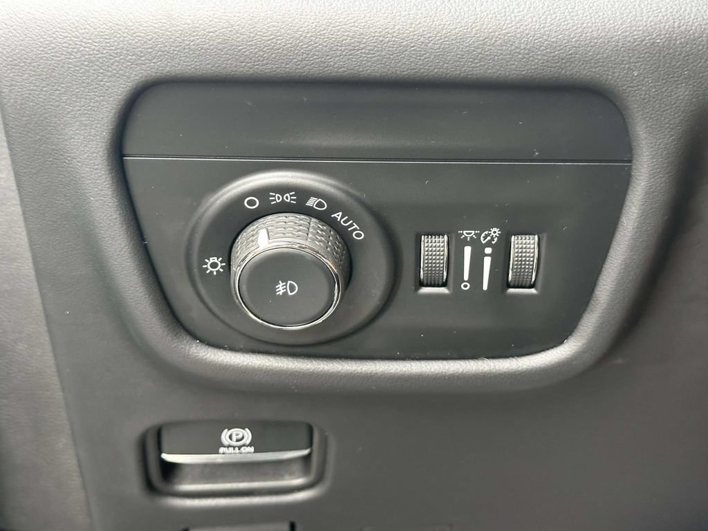 Used 2023 Jeep Grand Cherokee L Summit AWD/4WD image 32