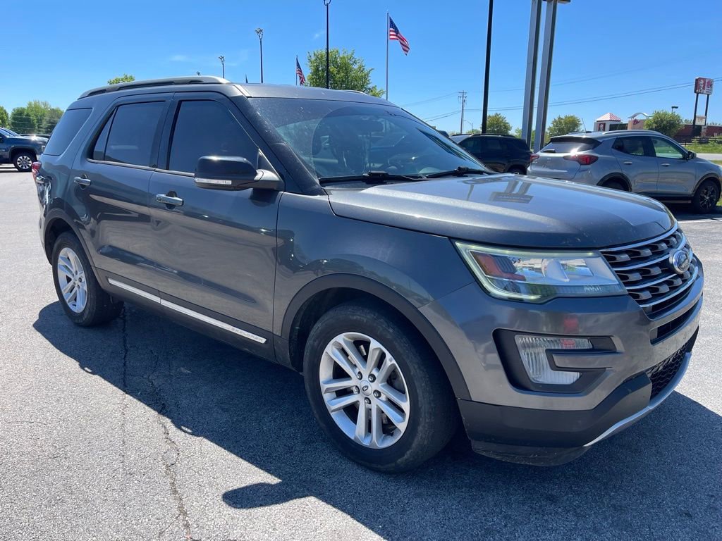 Used 2017 Ford Explorer XLT FWD image 2